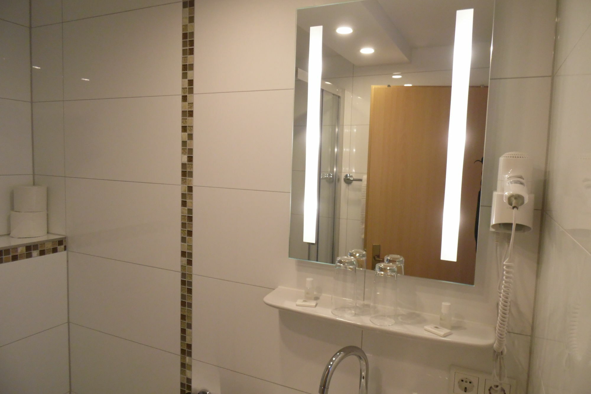 Rheinmetropole Hotel Дюселдорф Екстериор снимка